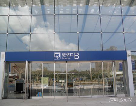 自動門-機場出入口實景圖 自動門-機場出入口實景圖
